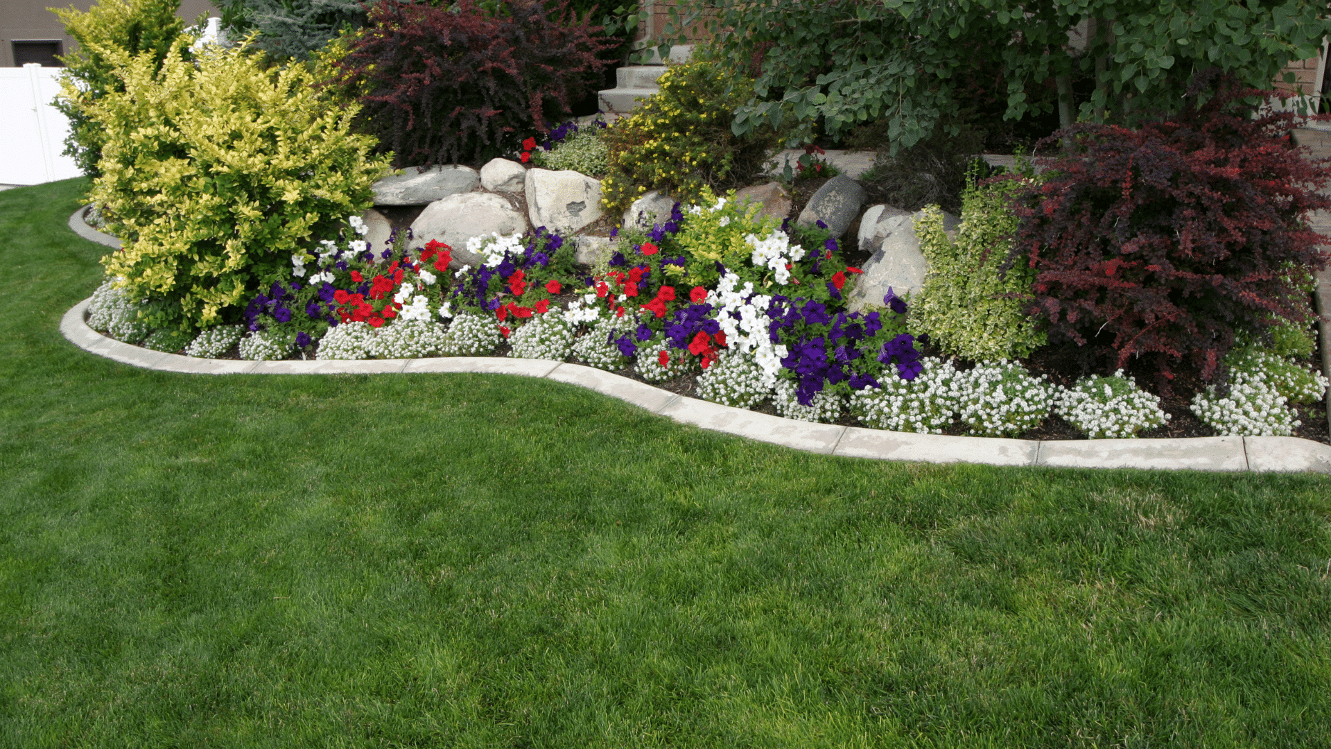 Landscaping-Services-Flower-Bed-Laps-Custom-Fence-Backyards-SC